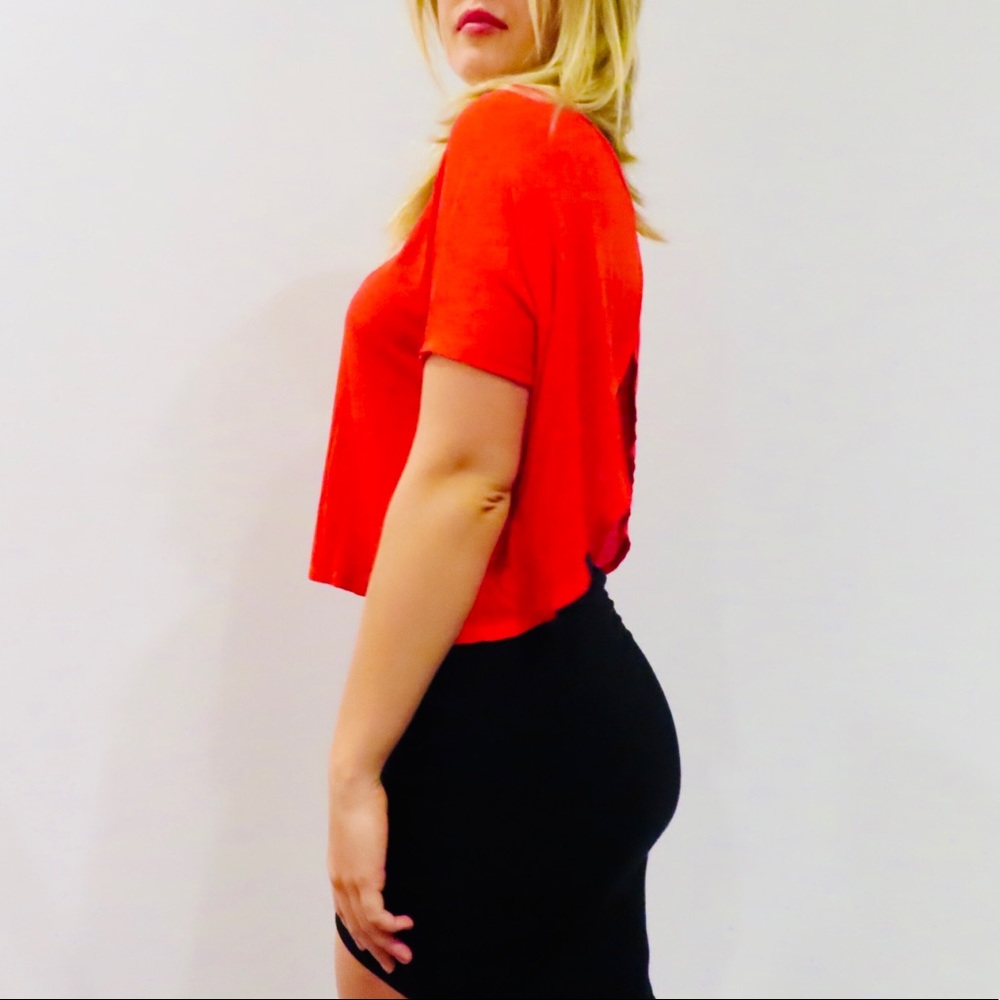 + Red Backless Top + - Picture 3 of 4
